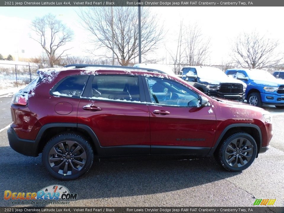 2021 Jeep Cherokee Latitude Lux 4x4 Velvet Red Pearl / Black Photo #4