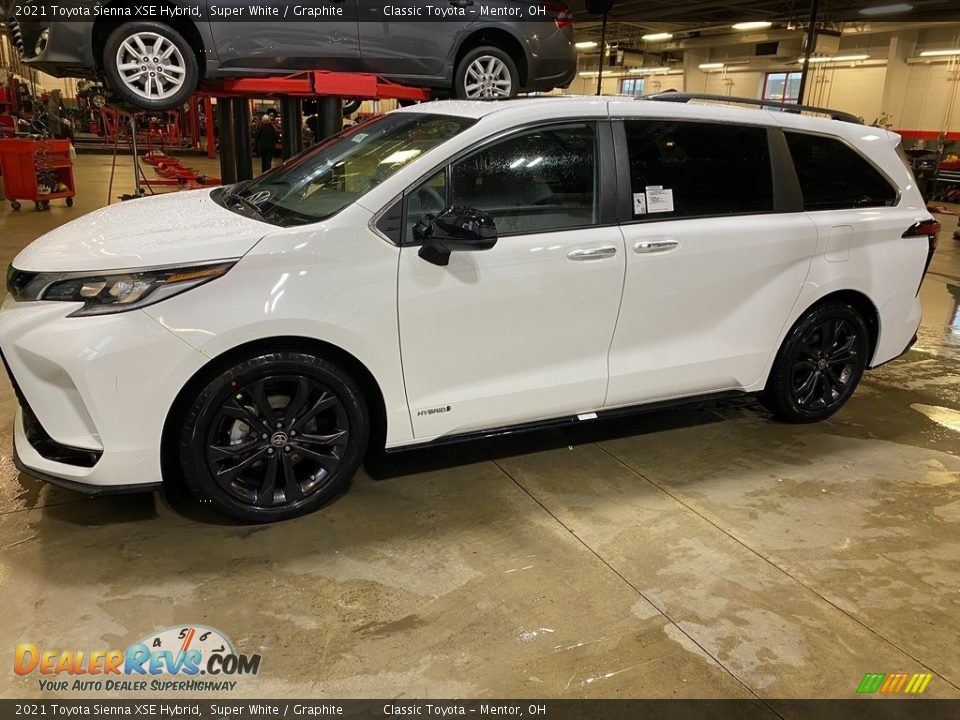 2021 Toyota Sienna XSE Hybrid Super White / Graphite Photo #1