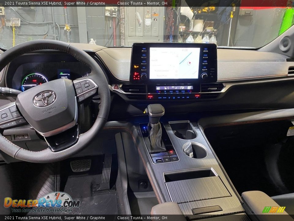 2021 Toyota Sienna XSE Hybrid Super White / Graphite Photo #4