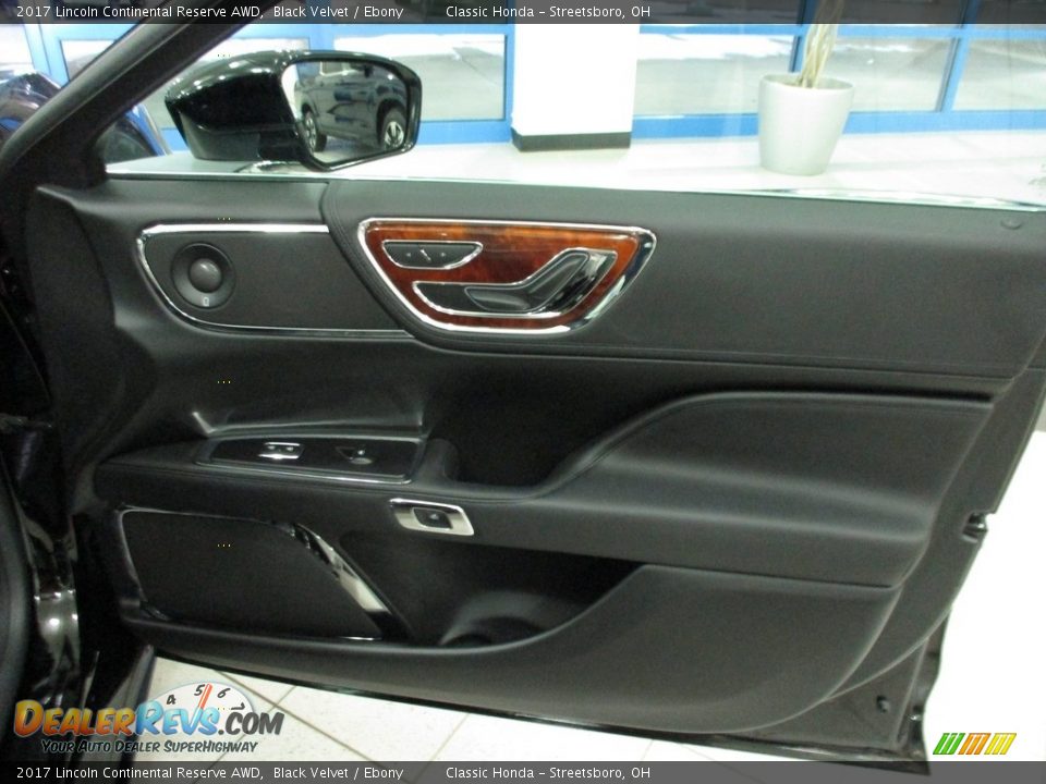 Door Panel of 2017 Lincoln Continental Reserve AWD Photo #14