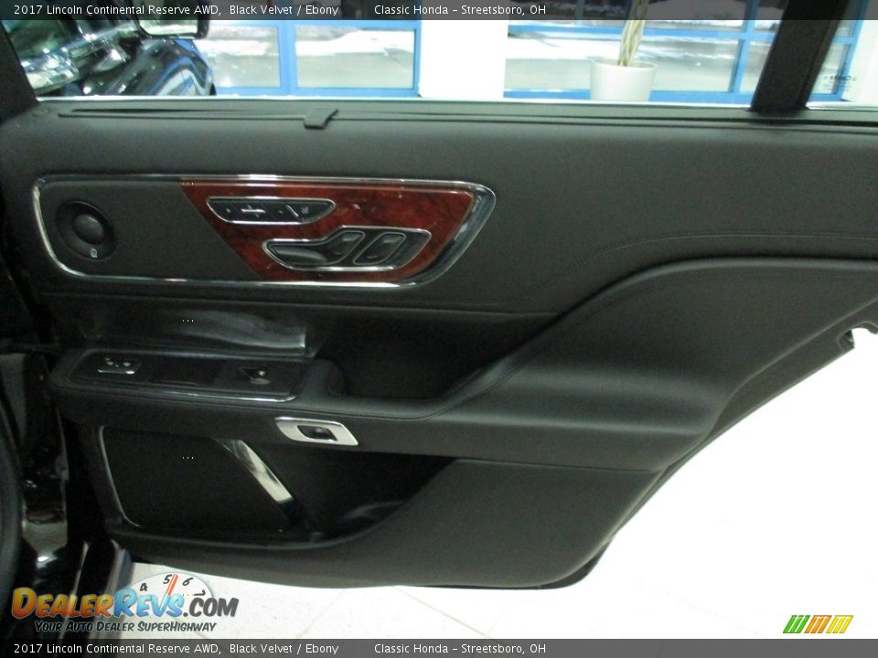Door Panel of 2017 Lincoln Continental Reserve AWD Photo #19