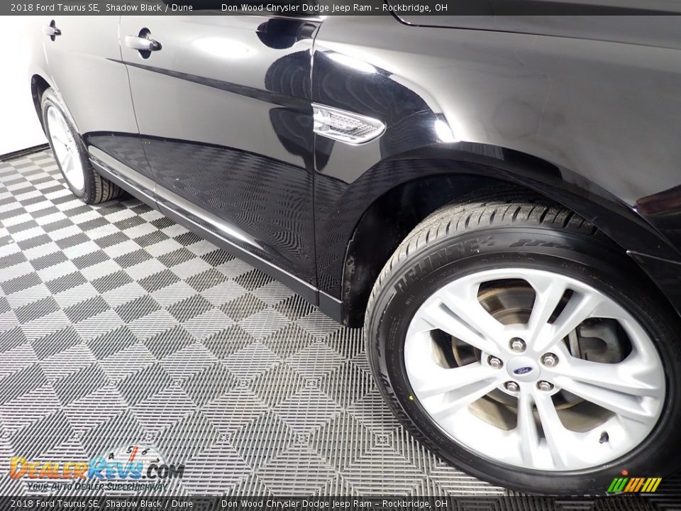 2018 Ford Taurus SE Shadow Black / Dune Photo #4