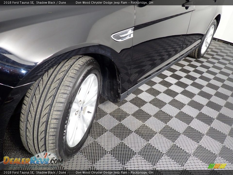 2018 Ford Taurus SE Shadow Black / Dune Photo #9