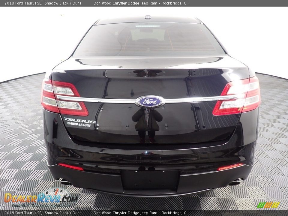 2018 Ford Taurus SE Shadow Black / Dune Photo #12