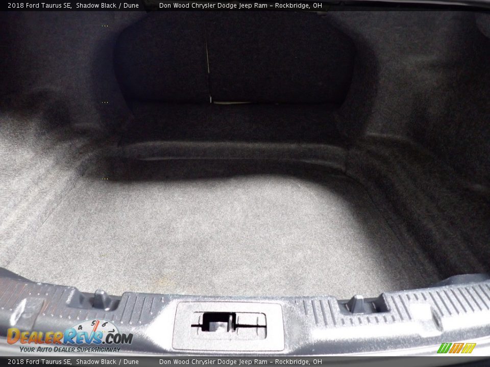 2018 Ford Taurus SE Shadow Black / Dune Photo #14