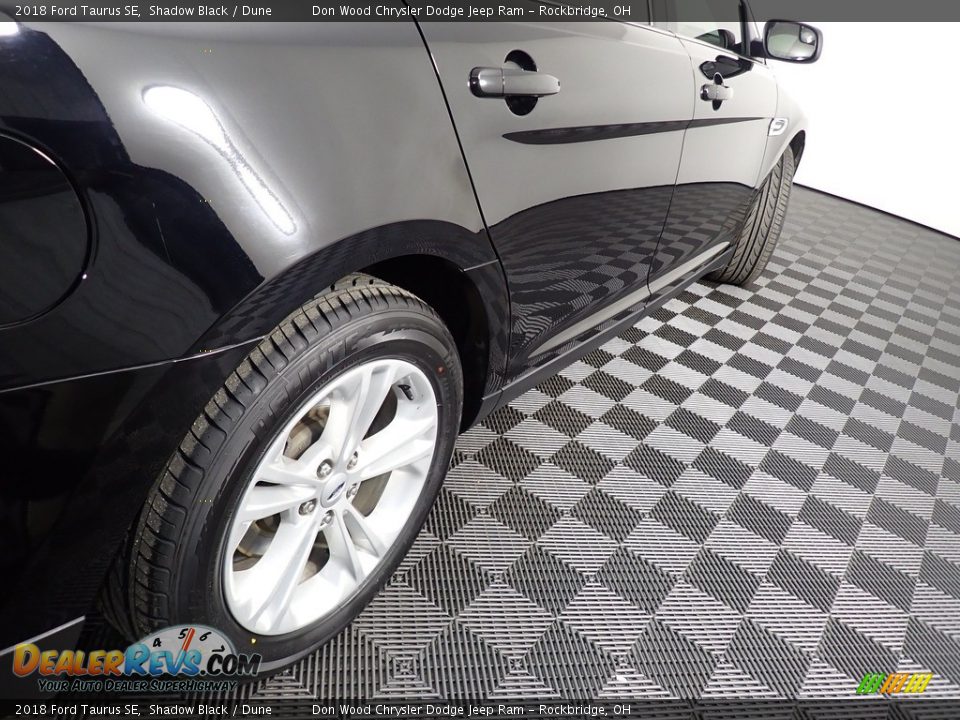 2018 Ford Taurus SE Shadow Black / Dune Photo #16
