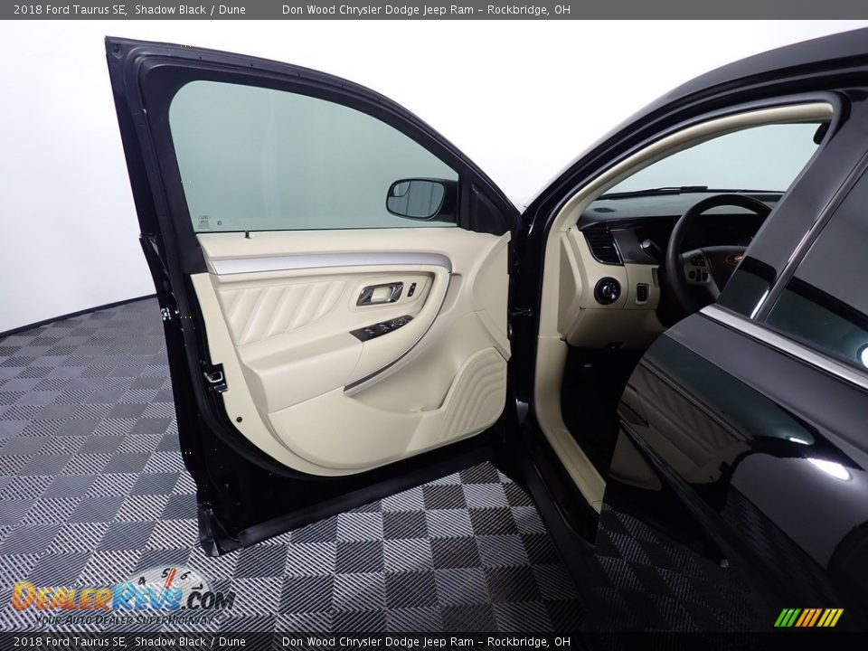 2018 Ford Taurus SE Shadow Black / Dune Photo #18