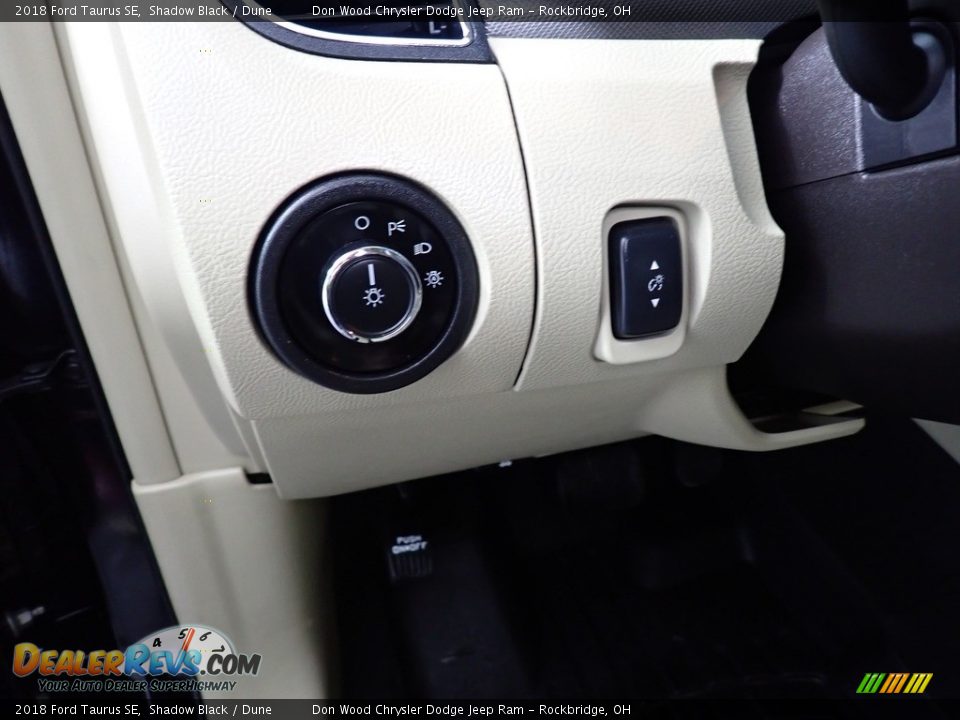 2018 Ford Taurus SE Shadow Black / Dune Photo #20