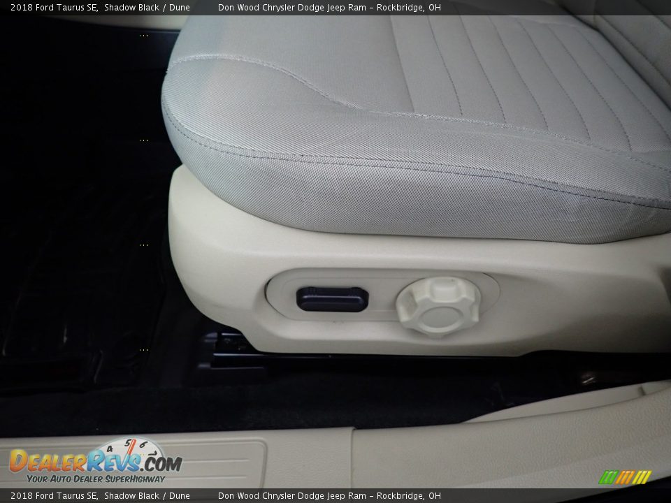 2018 Ford Taurus SE Shadow Black / Dune Photo #21