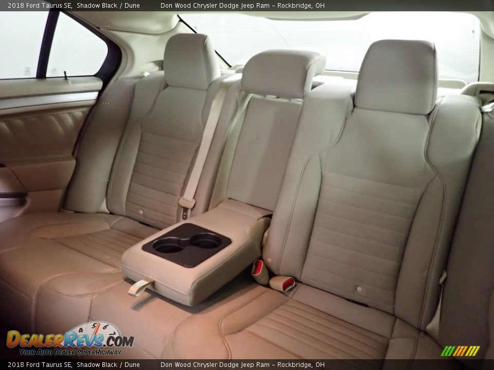 2018 Ford Taurus SE Shadow Black / Dune Photo #23