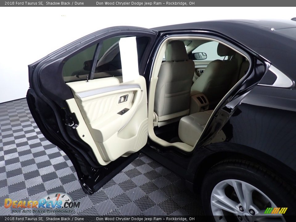 2018 Ford Taurus SE Shadow Black / Dune Photo #24