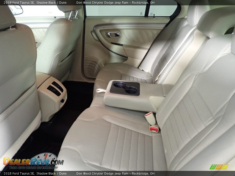 2018 Ford Taurus SE Shadow Black / Dune Photo #25