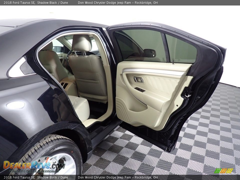 2018 Ford Taurus SE Shadow Black / Dune Photo #27