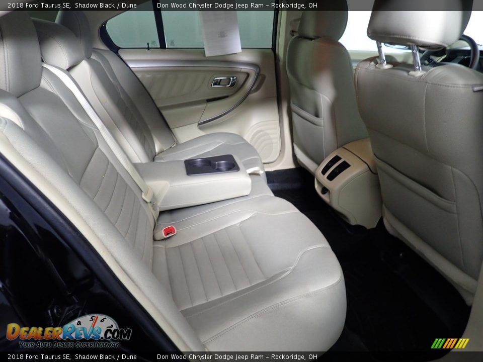 2018 Ford Taurus SE Shadow Black / Dune Photo #28
