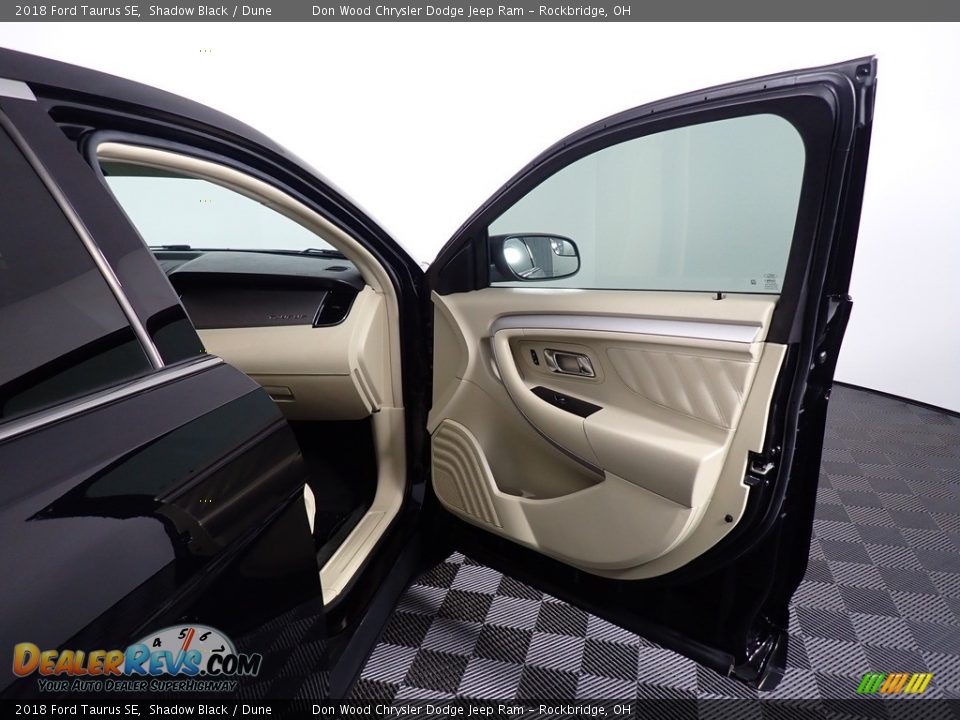 2018 Ford Taurus SE Shadow Black / Dune Photo #29