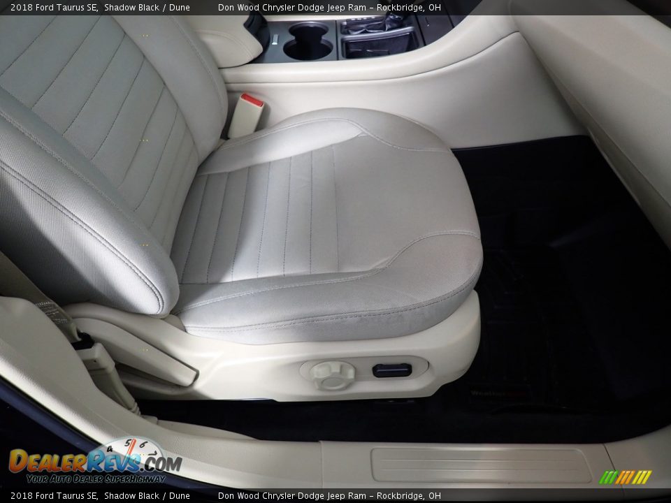 2018 Ford Taurus SE Shadow Black / Dune Photo #30