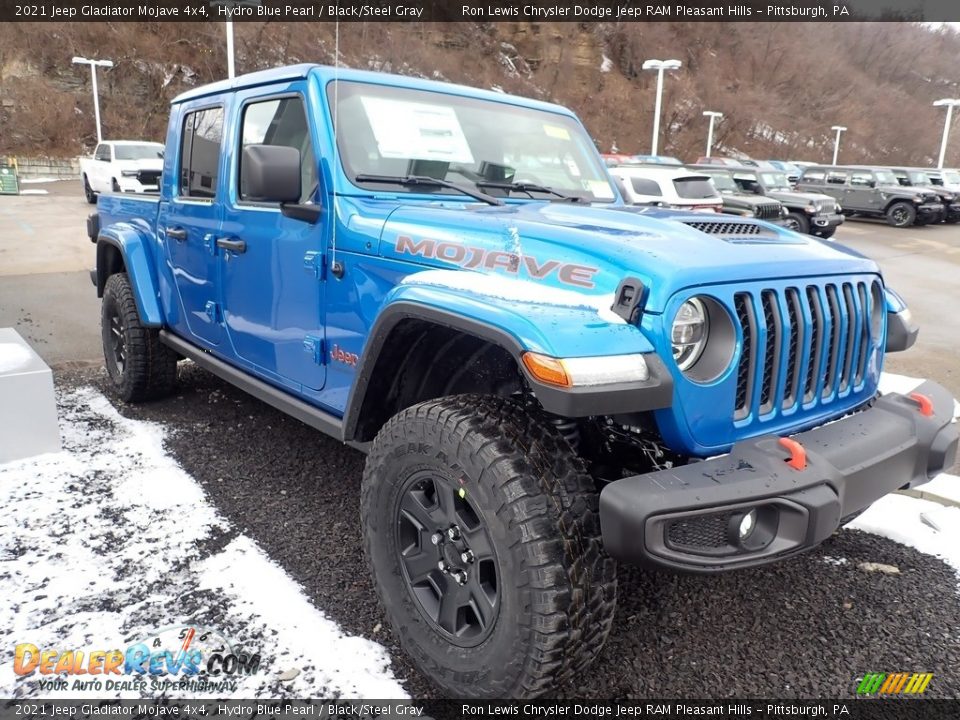 Front 3/4 View of 2021 Jeep Gladiator Mojave 4x4 Photo #8