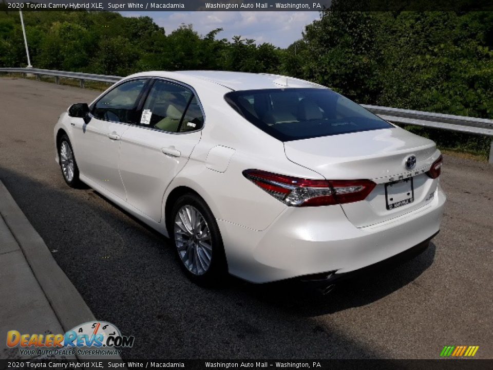 2020 Toyota Camry Hybrid XLE Super White / Macadamia Photo #2