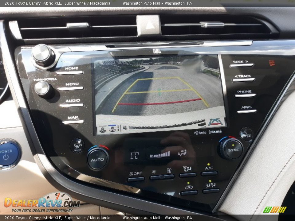 2020 Toyota Camry Hybrid XLE Super White / Macadamia Photo #4