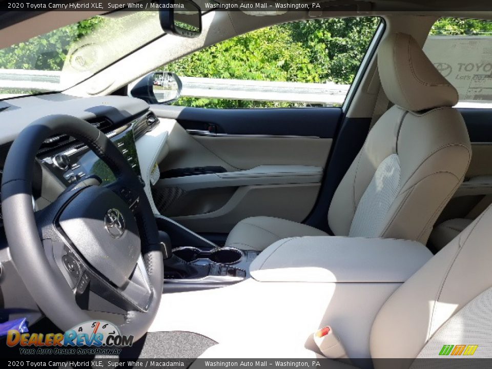 2020 Toyota Camry Hybrid XLE Super White / Macadamia Photo #7