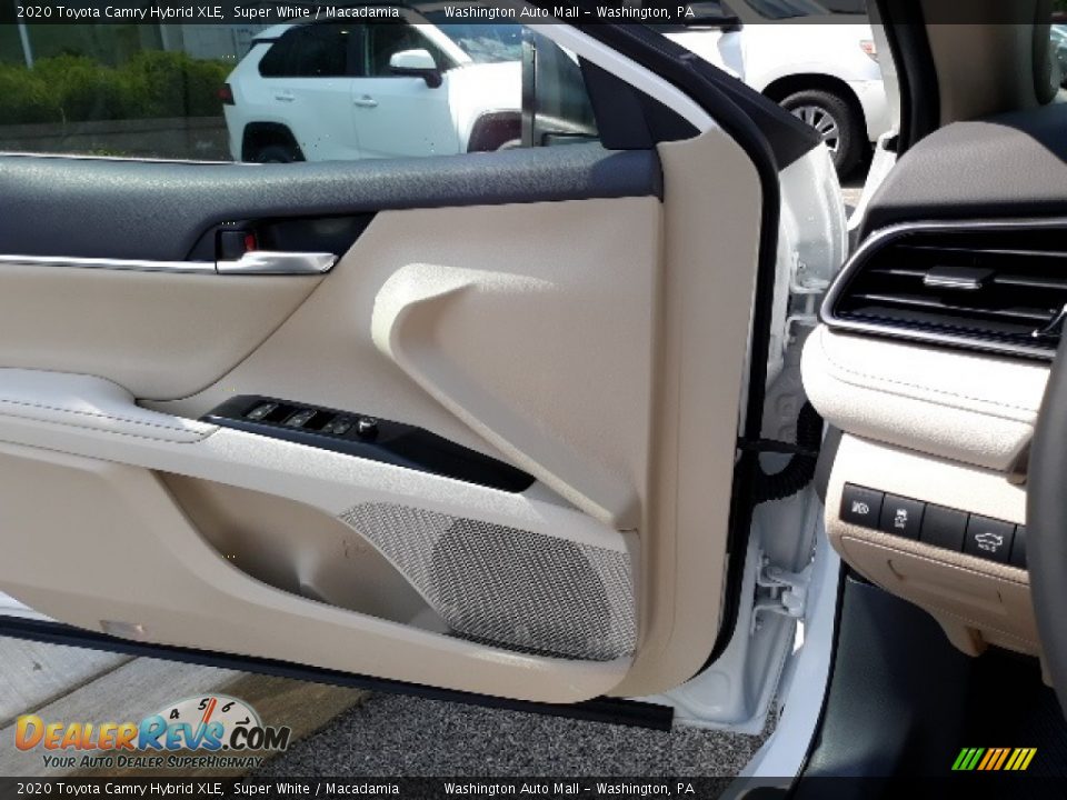 2020 Toyota Camry Hybrid XLE Super White / Macadamia Photo #11