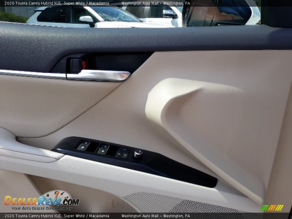 2020 Toyota Camry Hybrid XLE Super White / Macadamia Photo #12