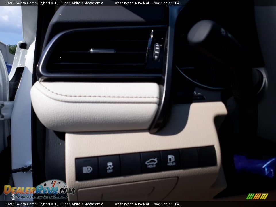 2020 Toyota Camry Hybrid XLE Super White / Macadamia Photo #14