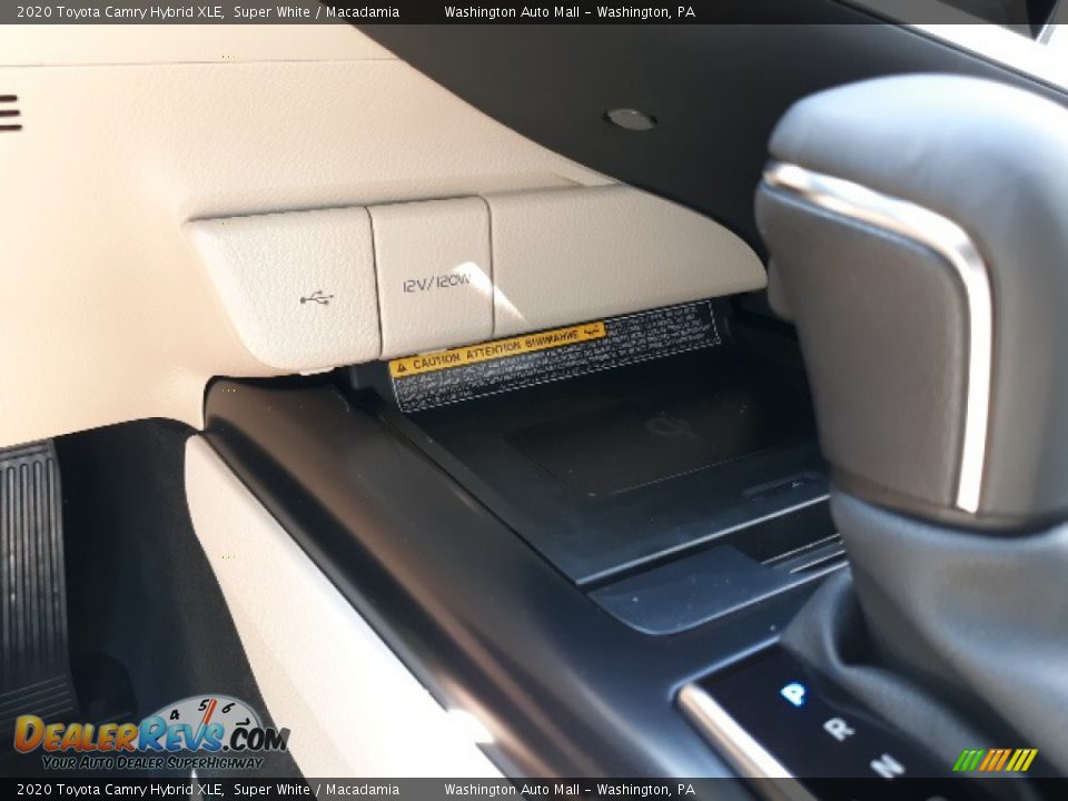 2020 Toyota Camry Hybrid XLE Super White / Macadamia Photo #15