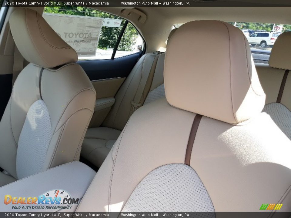 2020 Toyota Camry Hybrid XLE Super White / Macadamia Photo #22