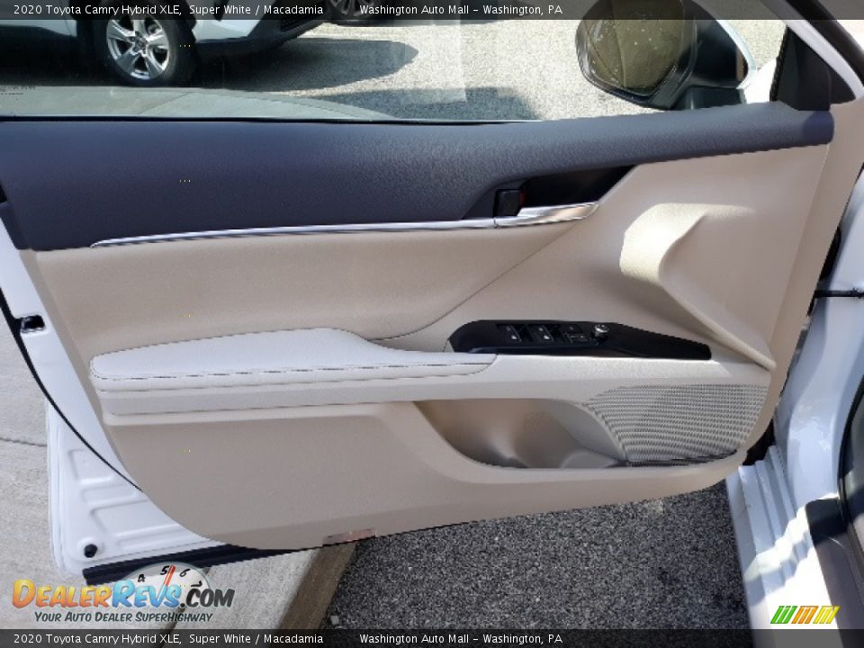 2020 Toyota Camry Hybrid XLE Super White / Macadamia Photo #24