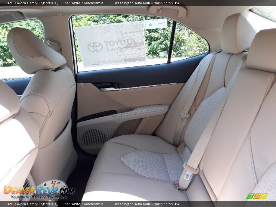 2020 Toyota Camry Hybrid XLE Super White / Macadamia Photo #26