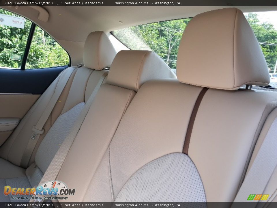 2020 Toyota Camry Hybrid XLE Super White / Macadamia Photo #27