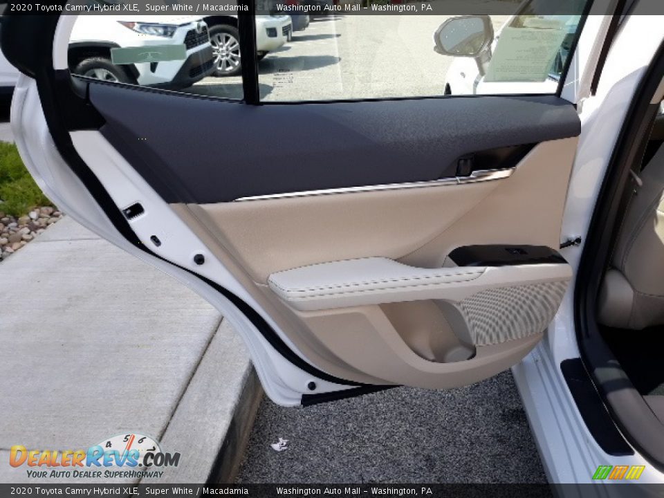 2020 Toyota Camry Hybrid XLE Super White / Macadamia Photo #28