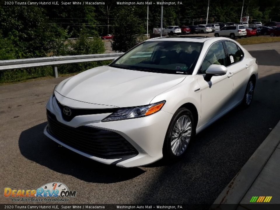 2020 Toyota Camry Hybrid XLE Super White / Macadamia Photo #29