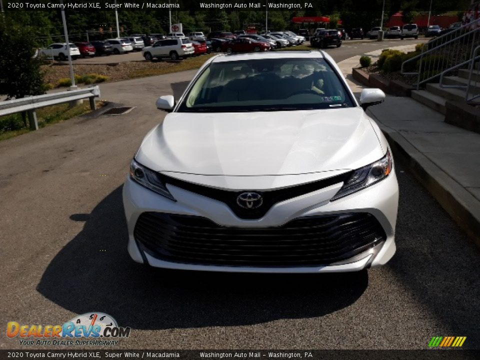 2020 Toyota Camry Hybrid XLE Super White / Macadamia Photo #30