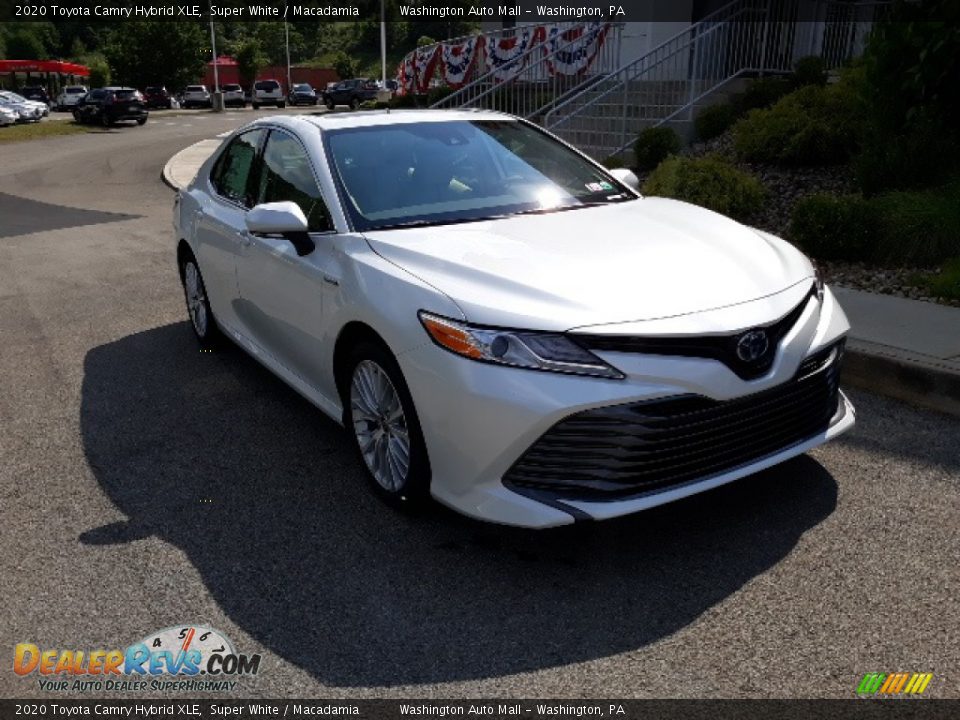 2020 Toyota Camry Hybrid XLE Super White / Macadamia Photo #31