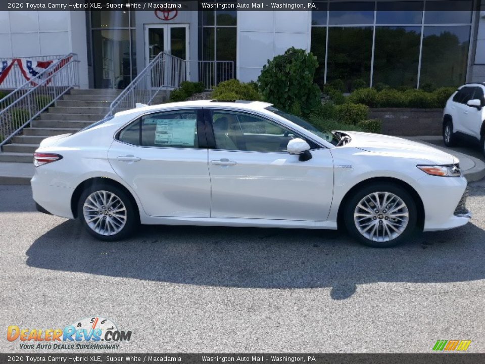 2020 Toyota Camry Hybrid XLE Super White / Macadamia Photo #32