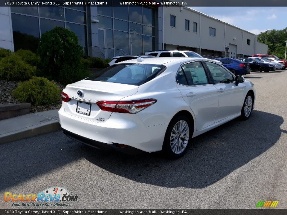 2020 Toyota Camry Hybrid XLE Super White / Macadamia Photo #33