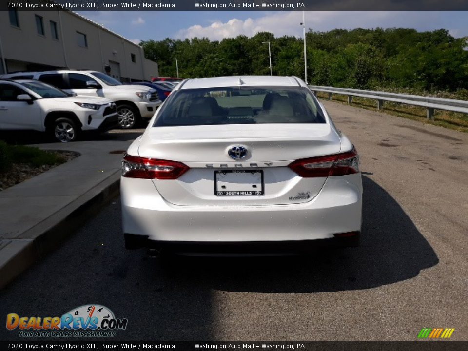 2020 Toyota Camry Hybrid XLE Super White / Macadamia Photo #34