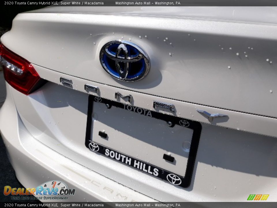 2020 Toyota Camry Hybrid XLE Super White / Macadamia Photo #35