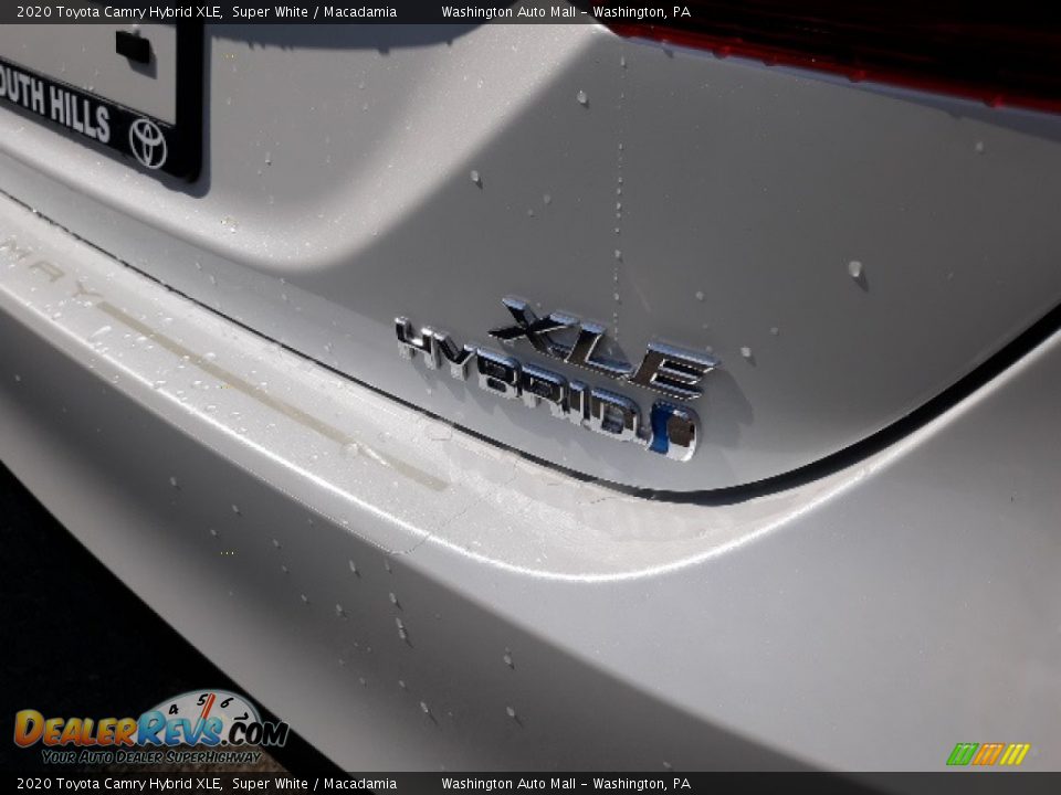 2020 Toyota Camry Hybrid XLE Super White / Macadamia Photo #36