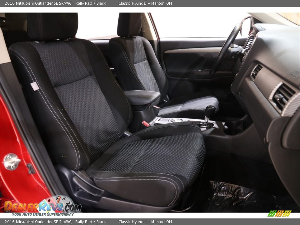 Front Seat of 2016 Mitsubishi Outlander SE S-AWC Photo #13