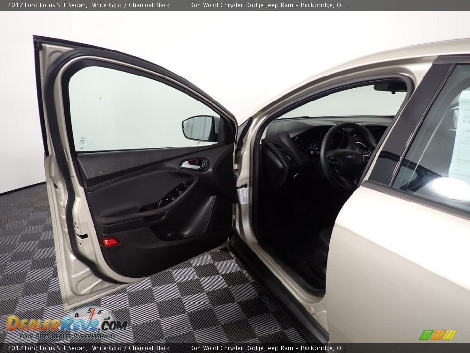 2017 Ford Focus SEL Sedan White Gold / Charcoal Black Photo #32