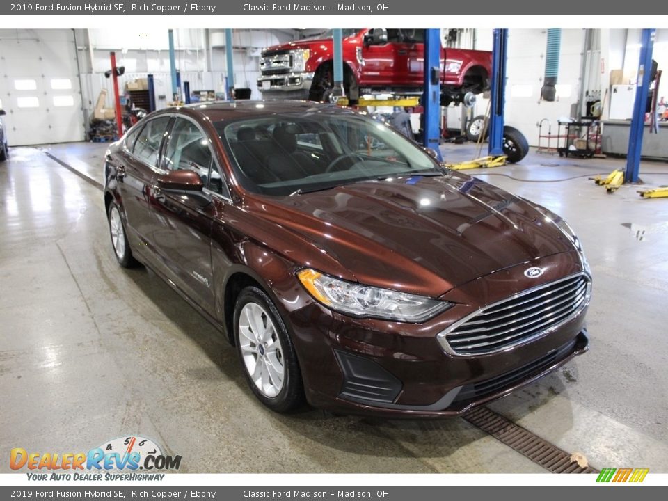 Front 3/4 View of 2019 Ford Fusion Hybrid SE Photo #3