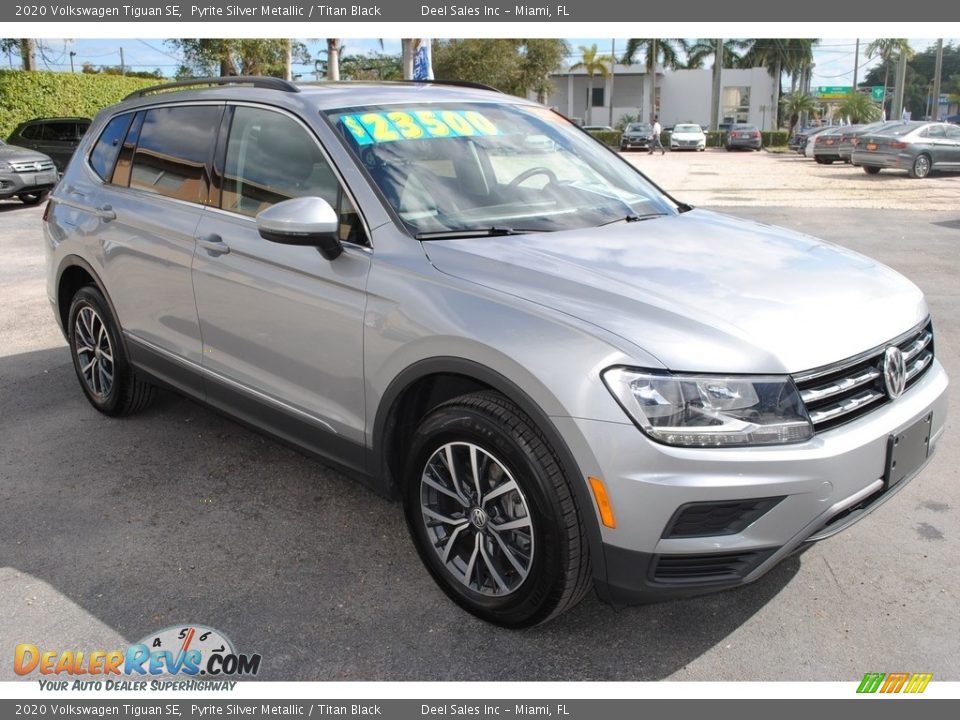 Front 3/4 View of 2020 Volkswagen Tiguan SE Photo #2