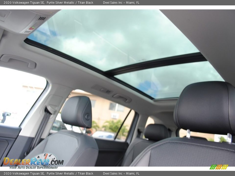 Sunroof of 2020 Volkswagen Tiguan SE Photo #15