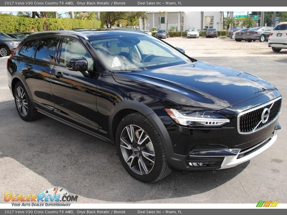 Front 3/4 View of 2017 Volvo V90 Cross Country T6 AWD Photo #2