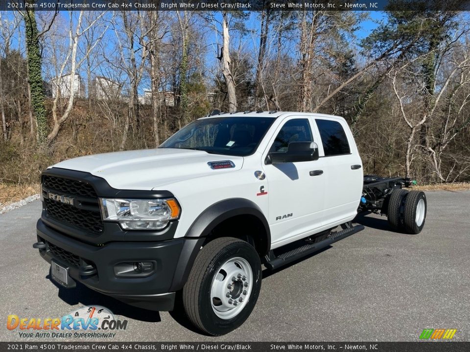 Front 3/4 View of 2021 Ram 4500 Tradesman Crew Cab 4x4 Chassis Photo #2