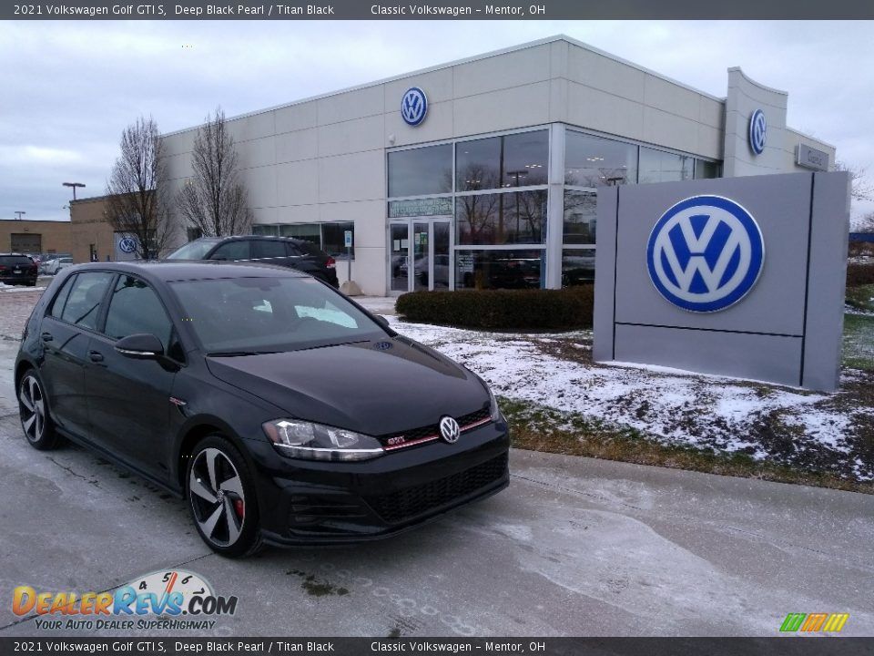 Front 3/4 View of 2021 Volkswagen Golf GTI S Photo #1