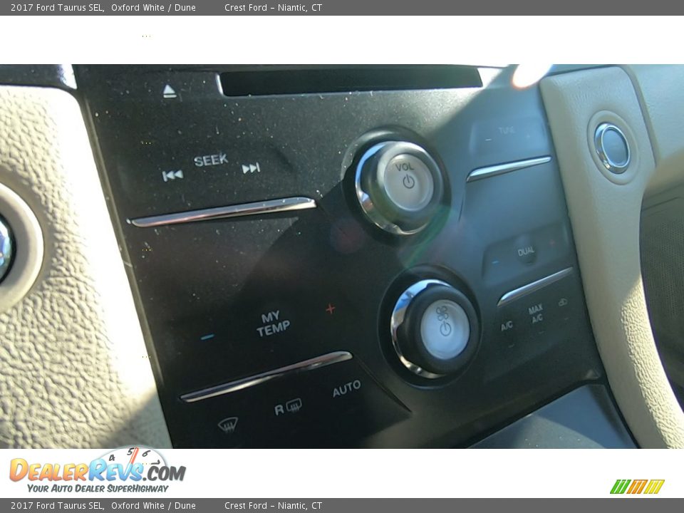 2017 Ford Taurus SEL Oxford White / Dune Photo #16